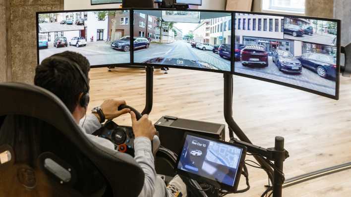 Ein Telefahrer des Mobilitätsanbieters Vay steuert ein Auto per Fernsteuerung.