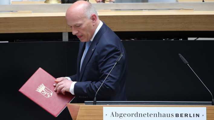 Kai Wegner (CDU), Regierender Bürgermeister in Berlin, verlässt nach seiner ersten Regierungserklärung das Rednerpult.