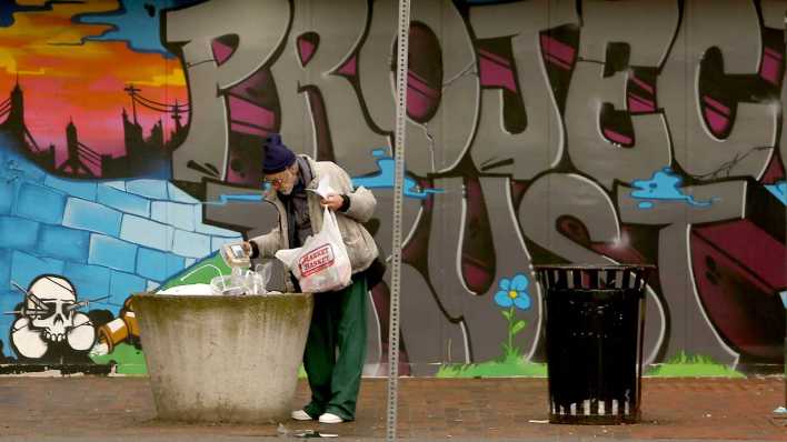 ARCHIV, USA/Boston, 22.3.2022: armer Mann wühlt im Müll (Bild: IMAGO/Stephen Shaver)