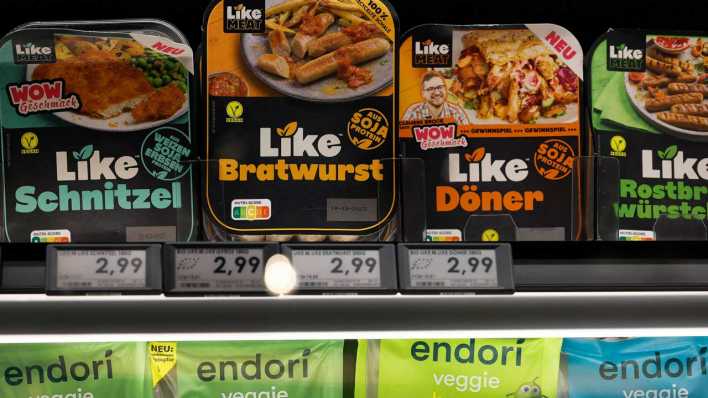 Düsseldorf, 02.03.2023: Vegane Fleischersatzprodukte im Edeka Markt (Bild: IMAGO/Norbert SCHMIDT)