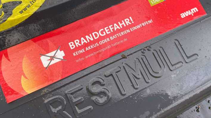 Mülltonne (Restmülltonne) mit Aufkleber Brandgefahr - keine Akkus oder Batterien einwerfen (Bild: IMAGO/Rüdiger Wölk)