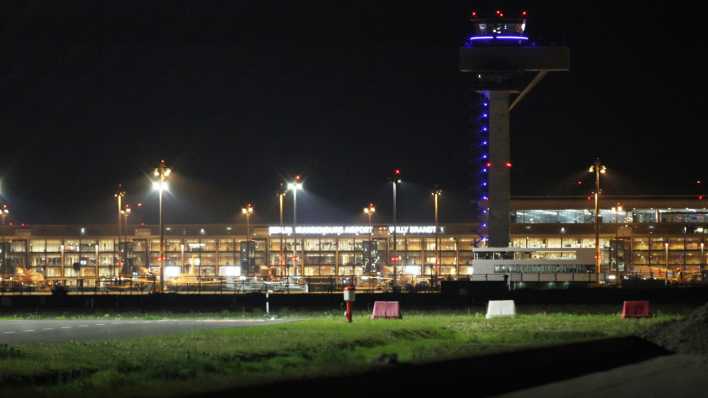 Flughafen BER bei Nacht