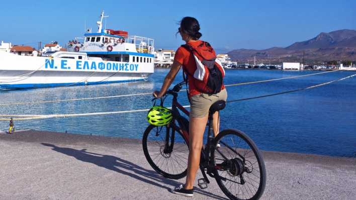 Frau auf einem E-Bike