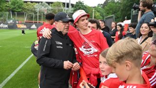 Union-Trainer Urs Fischer mit Fans nach dem Training