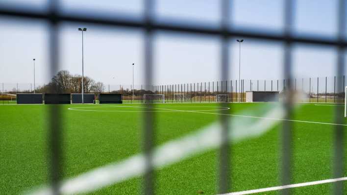 Symbolbild: Ein leerer Fußballplatz auf dem Gelände eines Neubaugebiets (Bild: IMAGO / Leonhard Simon)