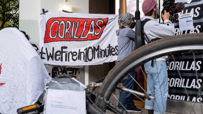 Mitarbeiter protestieren vor dem Hauptsitz des Lieferdienstes GORILLAS an Schönhauser Allee in Berlin-Prenzlauer Berg