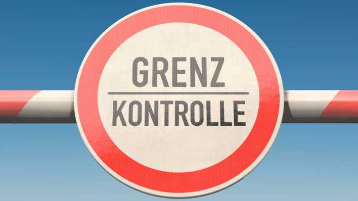 Grenzkontrolle Geschlossener Schlagbaum mit Schild.