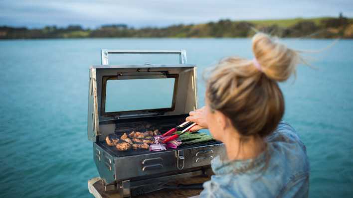 Frau grillt Gemüse