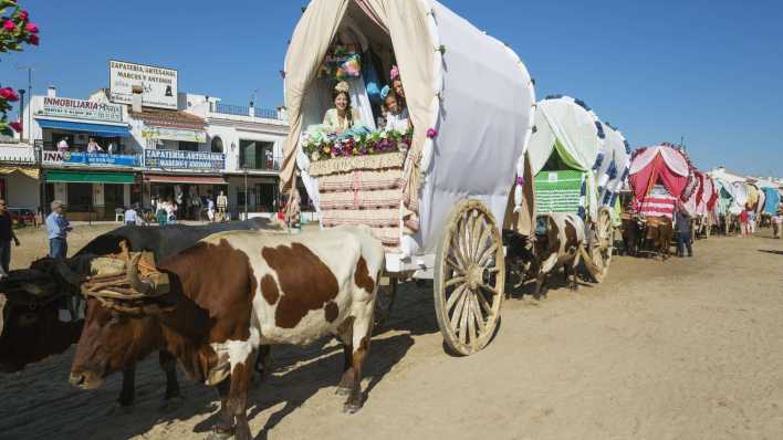 Teilnehmer einer Wallfahrt in Andalusien (Foto: imago images / Imagebroker)