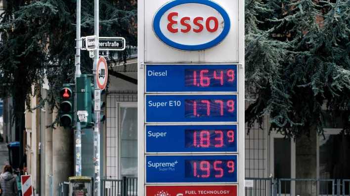 ARCHIV, 21.04.2023: Preistafel Esso Tankstelle (Bild: IMAGO/Michael Gstettenbauer)