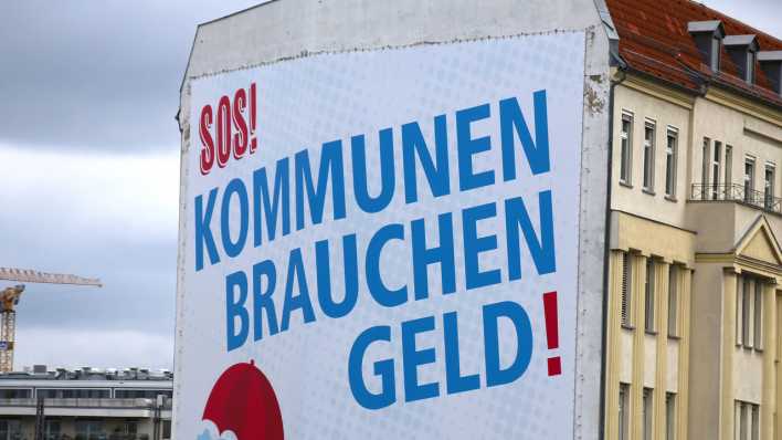 Aufschrift "SOS Kommunen brauchen Geld" an einem Berliner Wohnhaus