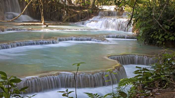 Travertinkaskaden und türkisblaue Becken der Kuang Si Wasserfälle, Kuang Xi, Tat Kuang Si Wasserfälle in der Nähe von Luang Prabang, Provinz Louangphrabang, Laos