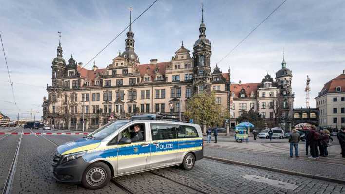 Ein Polizeiauto steht vor dem Dresdner Residenzschloß