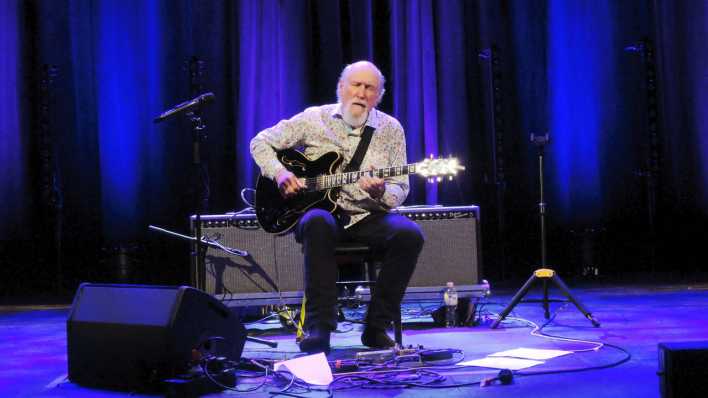 Der amerikanische Jazz-Gitarrist John Scofield bei einem Solo-Auftritt