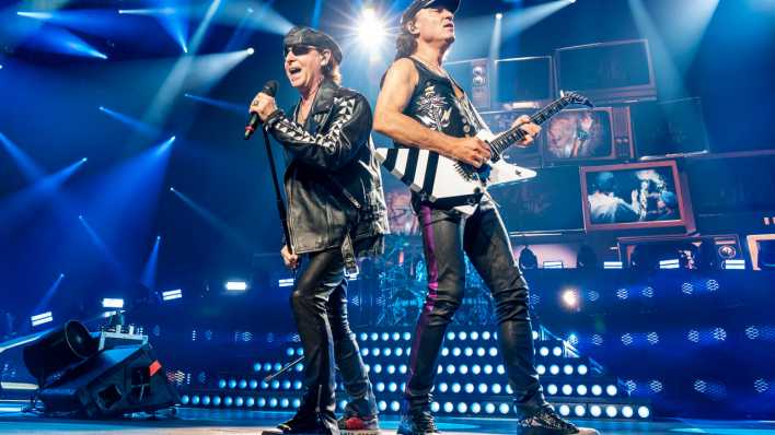 Klaus Meine und Matthias Jabs von den Scorpions live bei einem Konzert der Rock Believer -World Tour