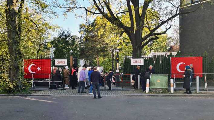Menschen stehen Schlange für die Abstimmung für die Türkische Wahl vor dem Türkischen Generalkonsulat in der Heerstrasse in Berlin am 30. April 2023.