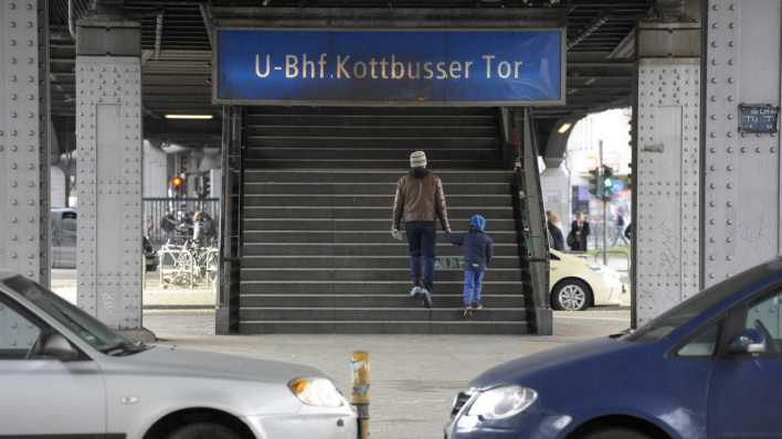 Ein Mann und ein Junge gehen am U-Bahnhof Kottbusser Tor die Treppe zur Hochbahn U1 hinauf (Bild: IMAGO / Klaus Martin Höfer)