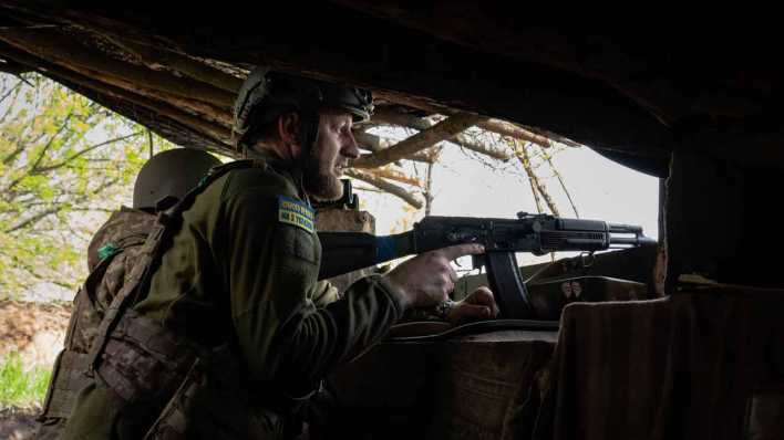 Ein ukrainischer Soldat hält ein Maschinengewehr im Anschlag, nahe der ukrainischen Stadt Soledar