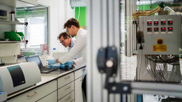 Symbolbild: Zwei Wissenschaftler arbeiten in einem Labor