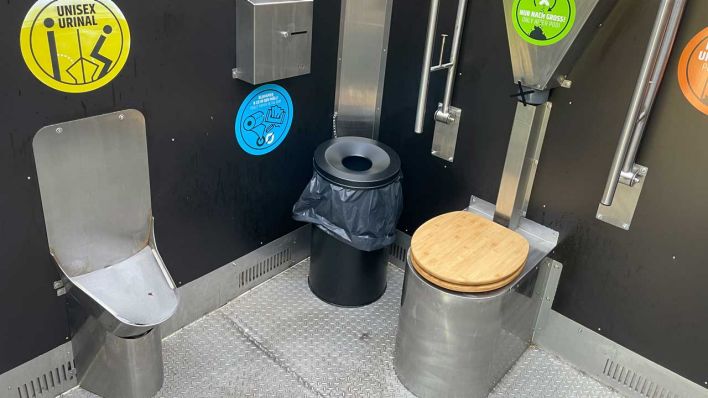 Die Trockentoiletten müssen barrierefrei sein und ohne Wasser funktionieren. Das ist das Modell der Firma Finizio (Bild: rbb/Tabea Schoser)