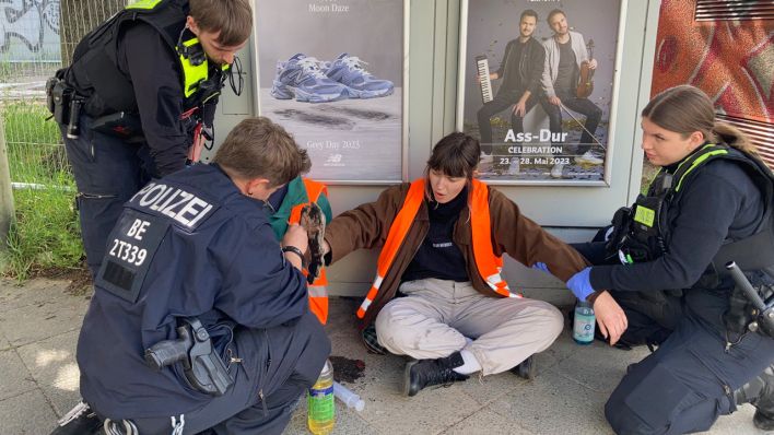 Polizisten betreuen Letzte Generation-Demonstrantin Hannah