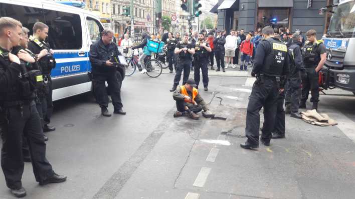 Demonstrant der "Letzten Generation" hat sich auf der Straße festgeklebt