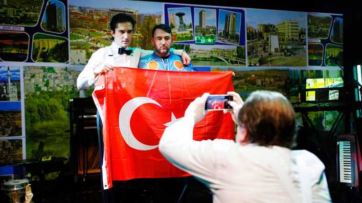 Gorki Theater: GEZİ – TEN YEARS AFTER_ALLES WIRD SCHÖN SEIN. - ein Mixtape von Hakan Savaş Mican_foto: Ute Langkafel MAIFOTO