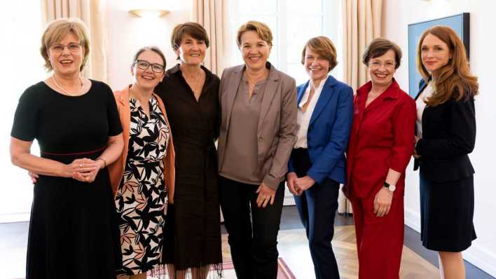v.l.n.r.: Helga Lukoschat (EAF Berlin), Ramona Schuhmann, Silvia Troxler, Andrea Kaufmann, Elke Büdenbender, Doris Schmidauer, Mirjam Meinhardt (Bild: Liesa Johannssen) v.l.n.r.: Helga Lukoschat (EAF Berlin), Ramona Schuhmann, Silvia Troxler, Andrea Kaufmann, Elke Büdenbender, Doris Schmidauer, Mirjam Meinhardt (Bild: Liesa Johannssen)