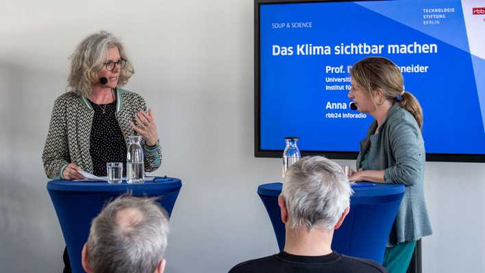 Prof. Dr. Birgit Schneider und Moderatorin Anna Corves im Gespräch (Bild: Technologiestiftung Berlin / Michael Scherer)