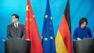 Archiv: Annalena Baerbock (Bündnis90/Die Grünen), Außenministerin, neben ihrem Amtskollegen, Qin Gang, Außenminister von China, bei einer Pressekonferenz