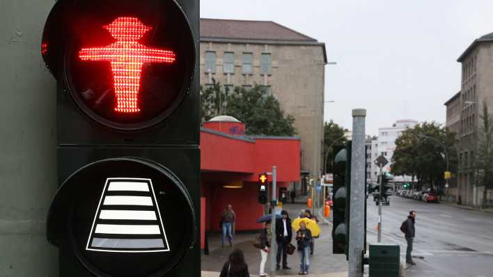 Eine Ampel mit einem "Count-Down-Signal" in der Mitte am Fehrbelliner Platz in Berlin.