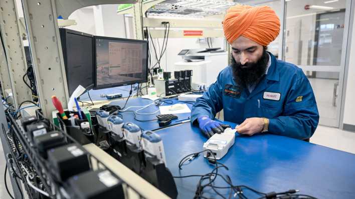 Best Practice in Kanada: Hajrit Singh an seinem Arbeitsplatz bei der Firma Siemens Healthineers