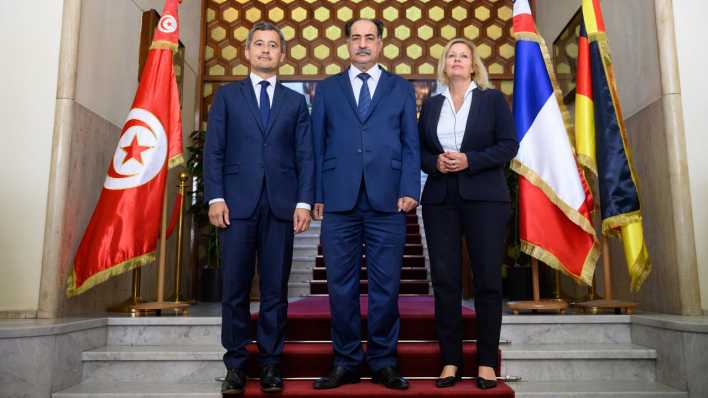 Nancy Faeser (r, SPD), Bundesministerin für Inneres und Heimat von Deutschland, und Gérald Darmanin (l), Innenminister von Frankreich, stehen nach einer Arbeitssitzung im tunesischen Innenministerium mit Kamel Fekih (M), Innenminister von Tunesien, für ein Gruppenbild zusammen. Bundesinnenministerin Faeser ist zusammen mit dem französischen Innenminister Darmanin zu Gesprächen über Migrationspolitik in Tunesien. (Bild: dpa)