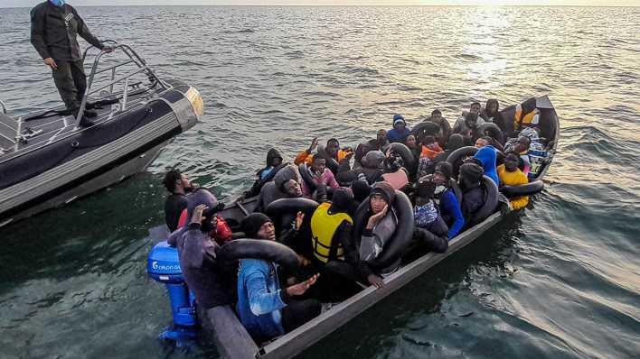 Die tunesische Küstenwache stoppt am 9. Juni ein Boot mit Migranten, das nach Italien wollte. .