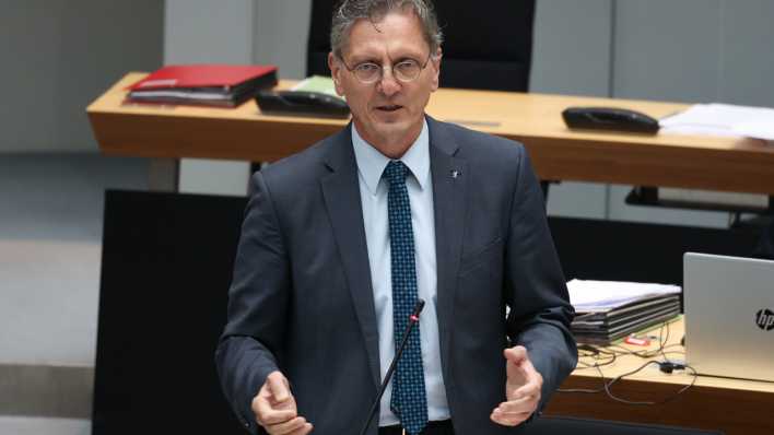 Christian Gaebler (SPD), Senator für Bauen, Wohnen und Stadtentwicklung, bei der Plenarsitzung des Berliner Abgeordnetenhauses.