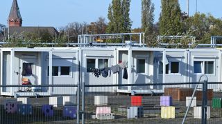 Die Container am Columbiadamm auf dem Tempelhofer Feld sind Unterkünfte für Geflüchtete