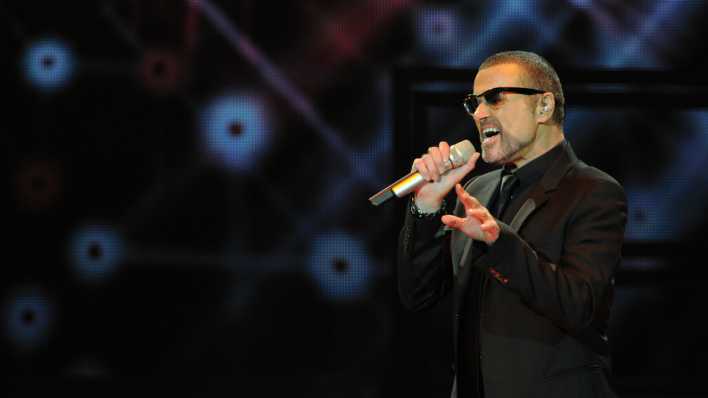 Der Sänger George Michael steht 2011 in Hamburg auf der Bühne. (Quelle: Picture Alliance)