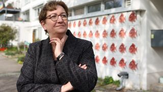 Klara Geywitz (SPD), Bundesministerin für Wohnen, Stadtentwicklung und Bauwesen, steht vor einem Wohnhaus in der Alfred-Jung-Strasse in Berlin-Lichtenberg.
