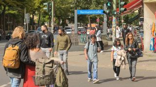 Passanten in der Hermannstraße in Berlin-Neukölln