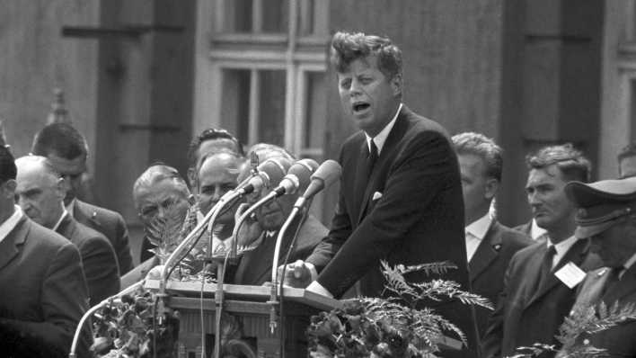 US-Präsident John F. Kennedy am 26.06.1963 bei seiner historischen Rede vor dem Rathaus Schöneberg.