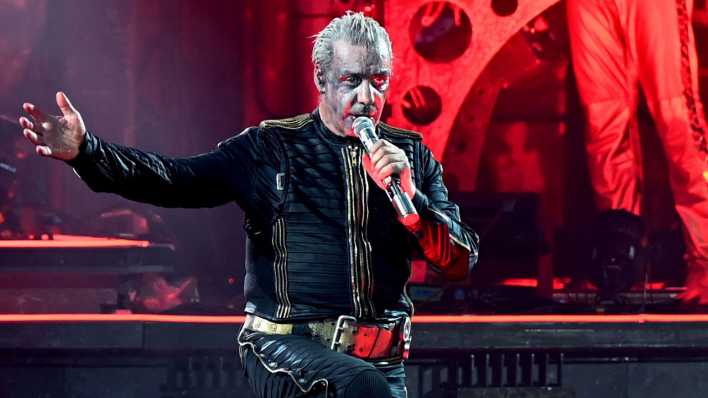 Rammstein-Sänger Till Lindemann bei einem Konzert auf der Bühne. (Quelle: Picture Alliance)