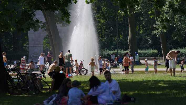 ARCHIV: Zahlreiche Menschen am Springbrunnen im Treptower Park (Bild: picture alliance/dpa)