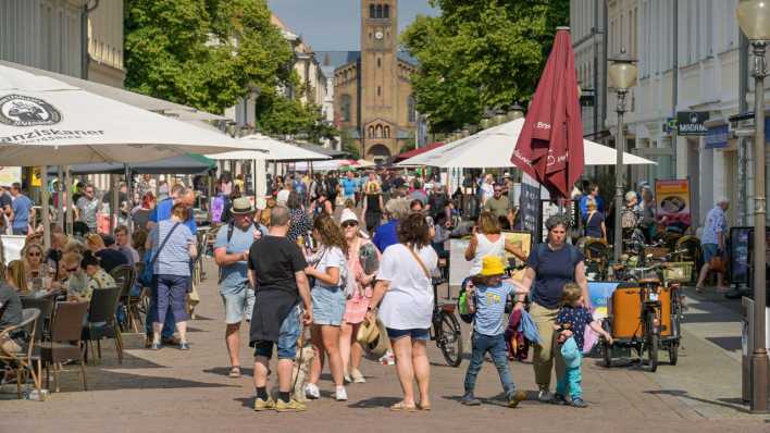 Menschen in der Einkausstraße in Potsdam