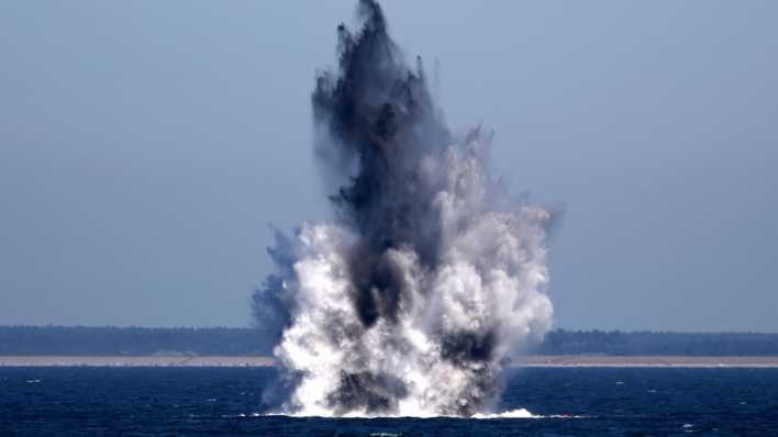 Eine breite Wasserfontäne schießt aus einer sonst ruhigen Ostsee empor, als zwei Wasserbomben aus dem Zweiten Weltkrieg gezielt gesprengt werden. (Quelle: Picture Alliance)