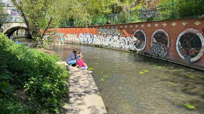 Blick auf die Panke auf Höhe der Gerichtshöfe im Stadtteil Wedding