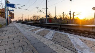 Leerer Bahnsteig ohne Zug in Brandenburg