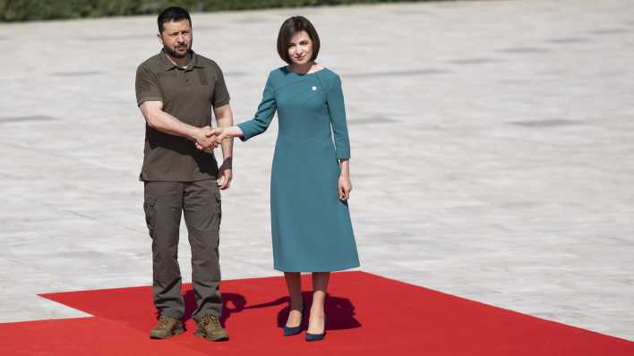 Maia Sandu, Präsidentin von Moldau, empfängt Wolodymyr Selenskyj, Präsident der Ukraine, zum Gipfel der Europäischen Politischen Gemeinschaft im Mimi-Schloss in Bulboaca.