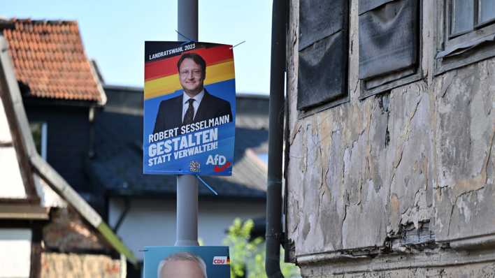 Der AfD-Landtagsabgeordnete Robert Sesselmann auf einem Wahlplakat in Sonneberg