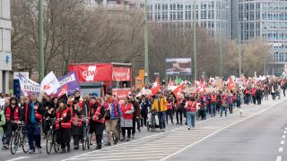 Streikende Lehrerinnen und Lehrer ziehen mit Bannern durch Berlin, um kleinere Klassen zu fordern. (Quelle: Picture Alliance)