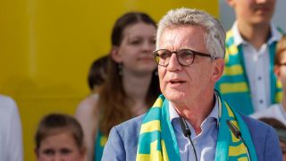 Thomas de Maizière, Präsident des Deutschen Evangelischen Kirchentags, spricht beim Auftakt-Gottesdienst.